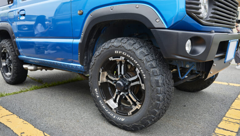 【’20 JIMNY JB64】左右4本出しのマフラーで、スポーティにドレスアップ。