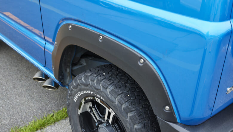 【’20 JIMNY JB64】左右4本出しのマフラーで、スポーティにドレスアップ。