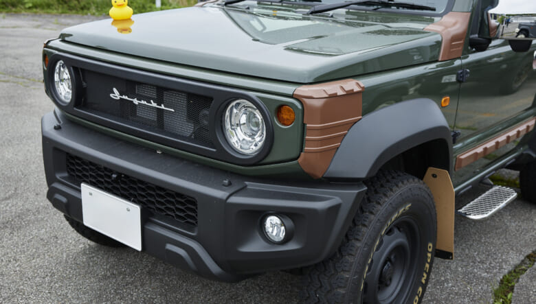 【’24 JIMNY SIERRA JB74】サファリカラーが特徴的な、キャンプ仕様のカスタム。