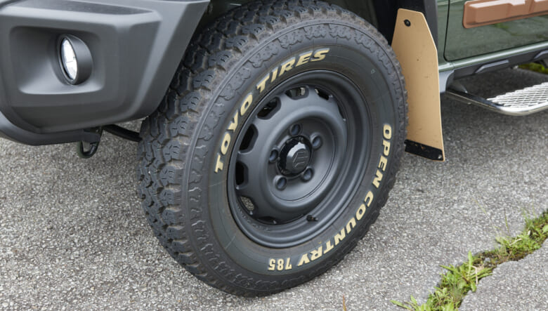 【’24 JIMNY SIERRA JB74】サファリカラーが特徴的な、キャンプ仕様のカスタム。