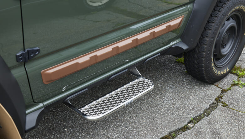 【’24 JIMNY SIERRA JB74】サファリカラーが特徴的な、キャンプ仕様のカスタム。