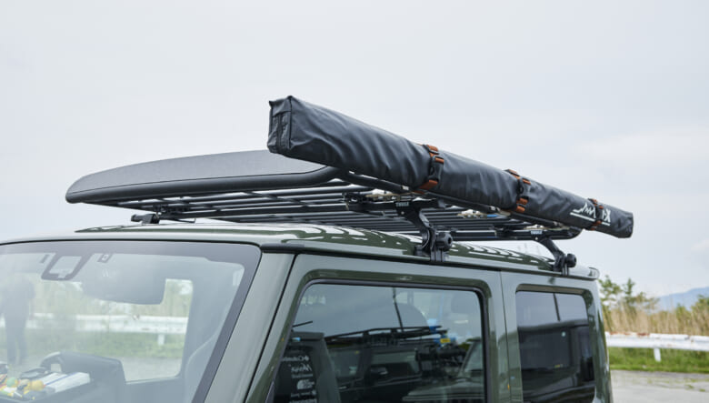 【’24 JIMNY SIERRA JB74】サファリカラーが特徴的な、キャンプ仕様のカスタム。