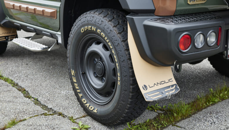 【’24 JIMNY SIERRA JB74】サファリカラーが特徴的な、キャンプ仕様のカスタム。