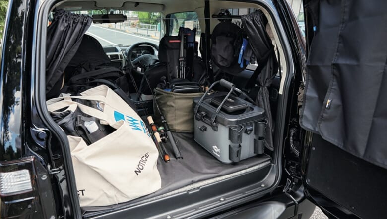 釣り用の1台ということで、ラゲッジにはあらゆるロッドを常備。「ジブン的にはこのクルマ自体、釣具の延長。道具感覚です」。