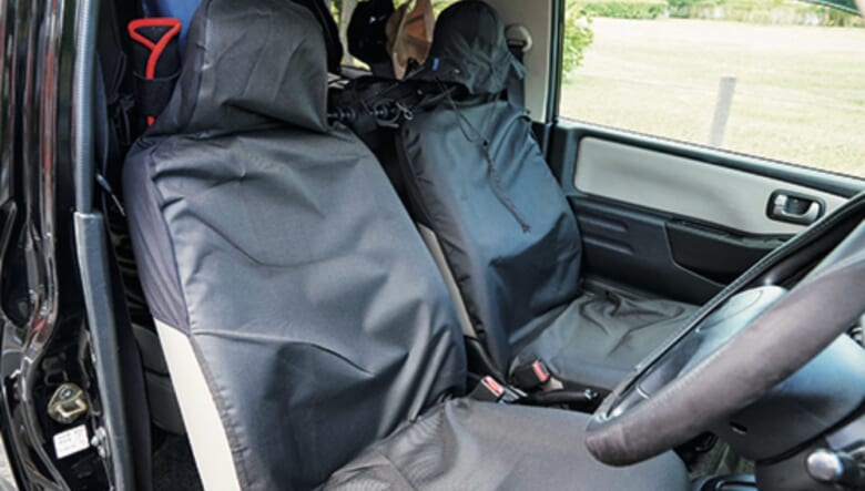 シートには防水カバーをセット。「釣り場ではウェーダーを着たまま移動することも多いので」。