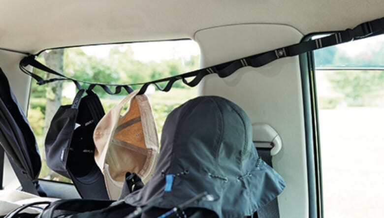 デイジーチェーンを活用して、小物もスマートに収納。