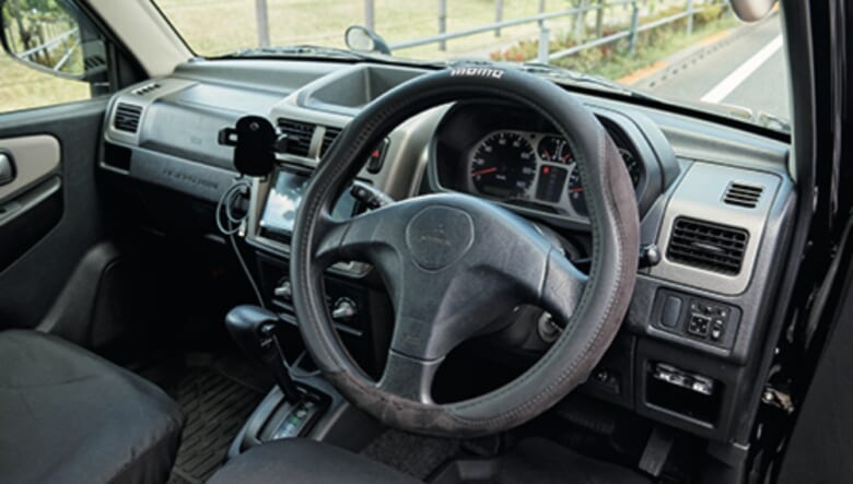 ステアリングカバーはMOMO。「昔、ホンダのS2000に乗っていて、スポーツカーも好きなんです。モモはそのイメージがあるので」。