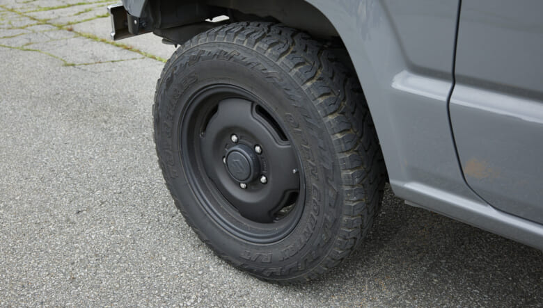 【’23 JIMNY JB64】さり気なくオレンジカラーを取り入れた、アーリーテイスト。