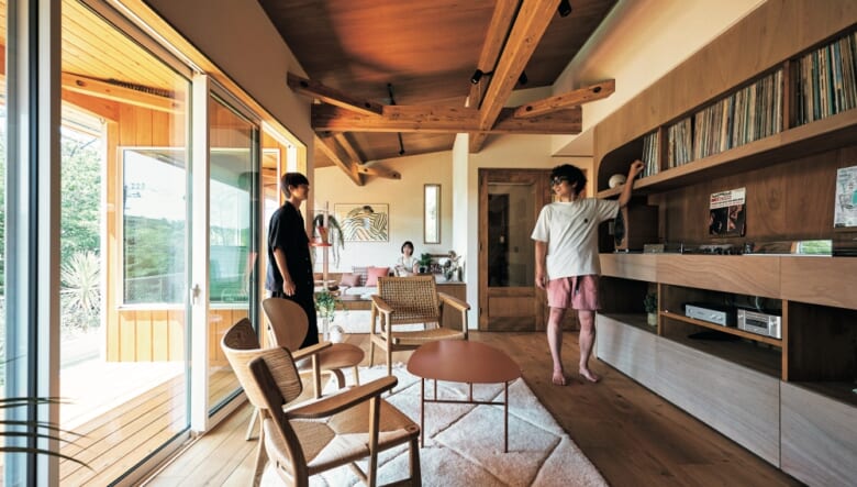 リビングにつながるラウンジ的なダイニングは、ウッドデッキに直結しているため開放感抜群。梁を活かした天井のデザインはCOVACOの特徴のひとつ。「ここに座り、音楽を聴きながら、ゆっくりお酒を飲むことも多いです」。