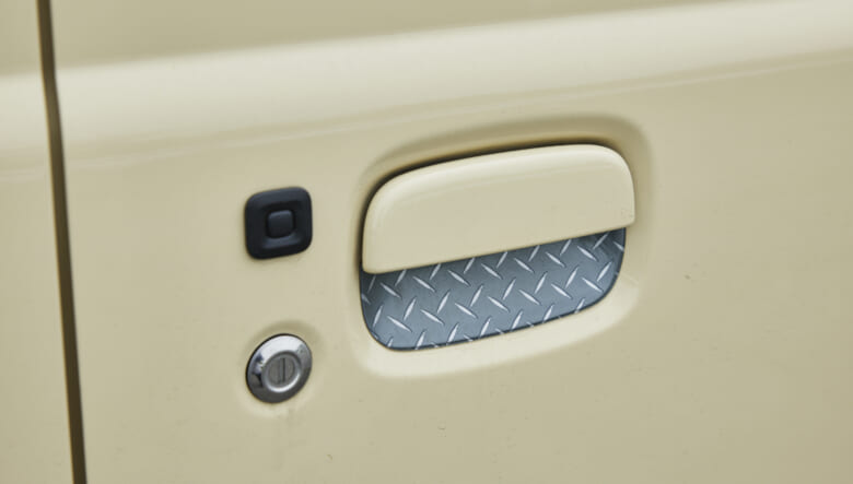 【’22 JIMNY SIERRA JB74】3ドアのクルマに乗り継ぎ、インテリアも充実させる。