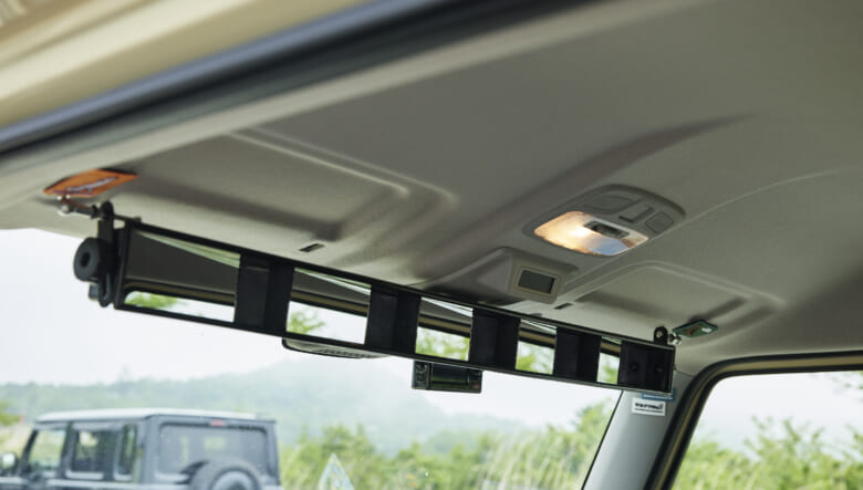 【’22 JIMNY SIERRA JB74】3ドアのクルマに乗り継ぎ、インテリアも充実させる。