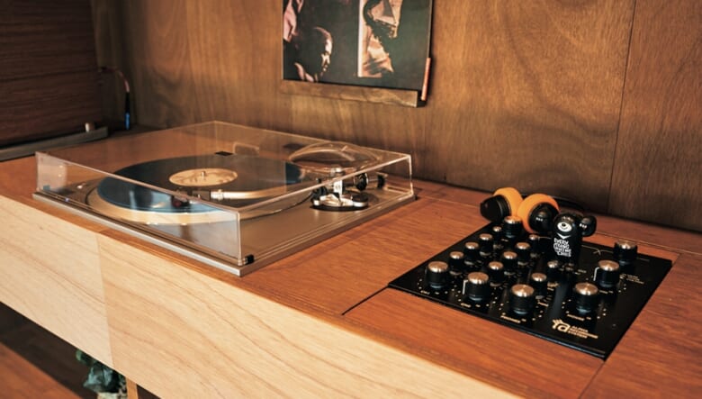 DJブースは、ミキサーとターンテーブルを埋め込んだこだわりのデザイン。「DJ家具をオーダーメイドで作っているドイツのクルー、JJブースのスタイルに憧れて、このデザインにしました。スッキリしているから作業しやすいし、配線が見えないのもいいですね」。