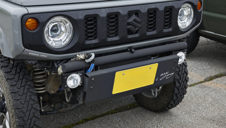 【’23 JIMNY JB64】キャンプ場でも街でも、どこでもサマになる無骨さ。