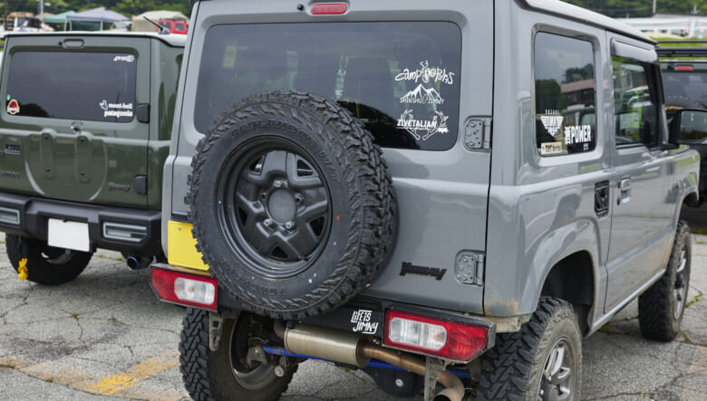 【’23 JIMNY JB64】キャンプ場でも街でも、どこでもサマになる無骨さ。