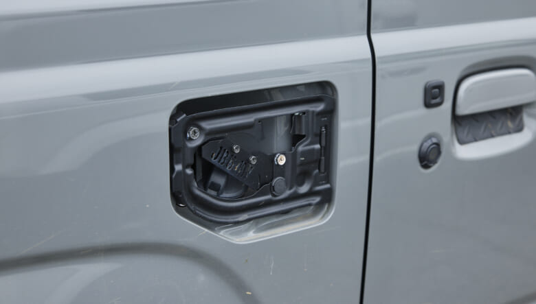 【’23 JIMNY JB64】キャンプ場でも街でも、どこでもサマになる無骨さ。