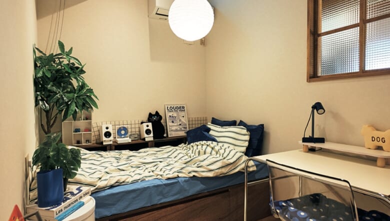 こちらは奥さんの部屋。コンパクトなスペースながら天井が高く、外光が差し込む窓や室内の飾り窓があるため、圧迫感はなし。各部屋に備え付けの収納がないのも広く使えるポイント。