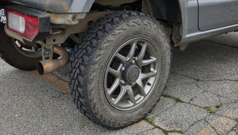 【’23 JIMNY JB64】キャンプ場でも街でも、どこでもサマになる無骨さ。