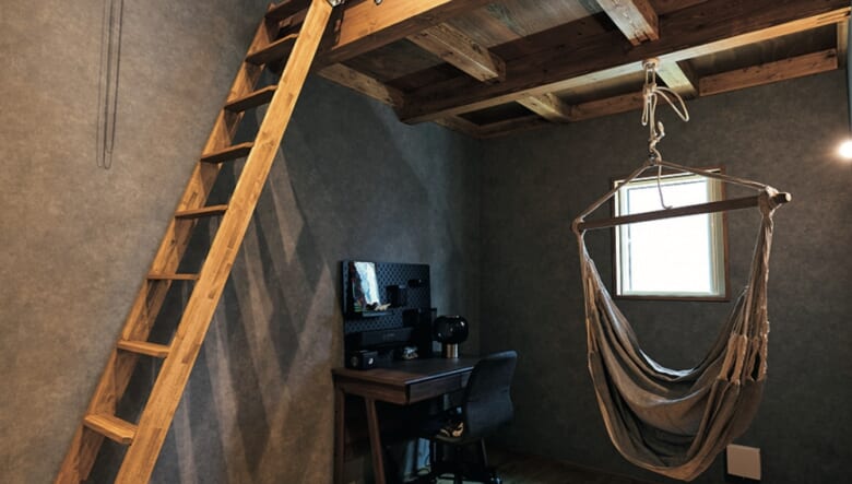 MIZさんファミリーは3人家族のため、メインフロア以外にそれぞれのプライベートルームを備えている。こちらはMIZさんの仕事部屋。リモートワークに対応でき、ベッドもあるため仮眠も取れる。「最近は、こちらで仕事をすることも多いけど、静かな環境だから集中できます」。