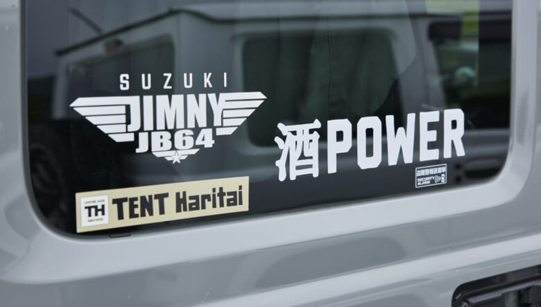 【’23 JIMNY JB64】キャンプ場でも街でも、どこでもサマになる無骨さ。