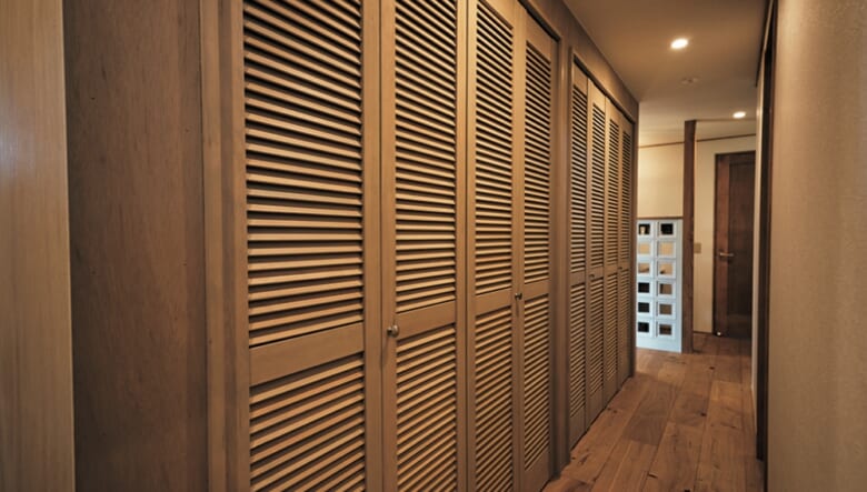 DJブースの裏手は、すべて収納スペースに。「各自の部屋に収納がない代わりに、ここにまとめました。それぞれの部屋の扉に近いから、3人ともアクセスしやすいです」。