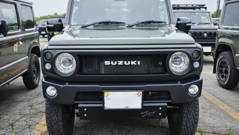 【’22 JIMNY JB64】ウッディなバスケットが、ボディのグリーンと相性◎。