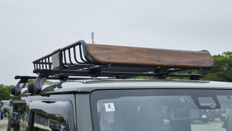 【’22 JIMNY JB64】ウッディなバスケットが、ボディのグリーンと相性◎。