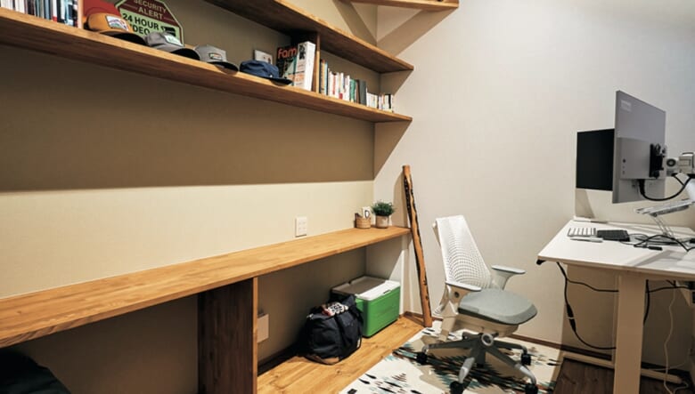 MIZさんファミリーは3人家族のため、メインフロア以外にそれぞれのプライベートルームを備えている。こちらはMIZさんの仕事部屋。リモートワークに対応でき、ベッドもあるため仮眠も取れる。「最近は、こちらで仕事をすることも多いけど、静かな環境だから集中できます」。