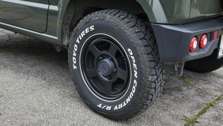 【’22 JIMNY JB64】ウッディなバスケットが、ボディのグリーンと相性◎。