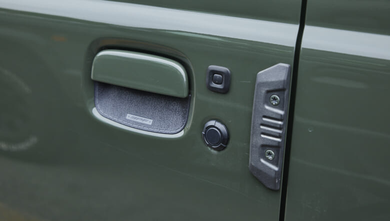 【’22 JIMNY JB64】ウッディなバスケットが、ボディのグリーンと相性◎。