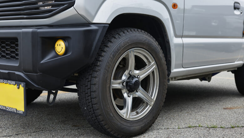 【’19 JIMNY JB64】2インチローダウンで、アメ車テイストを演出。