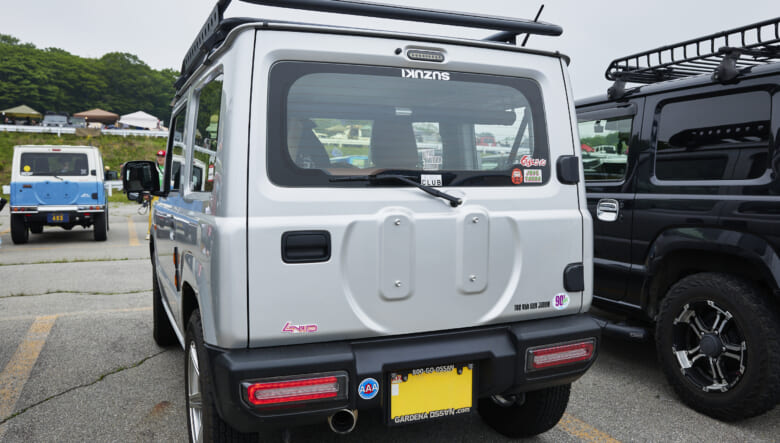 【’19 JIMNY JB64】2インチローダウンで、アメ車テイストを演出。