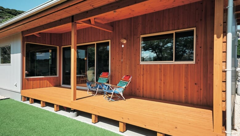 奥行き6m以上あるウッドデッキは、COVACOならではの、野外と室内を自然につなぐ場所。現在はトミーバハマのビーチチェアが置かれているが、今後は軒下から庭にかけてタープを設営したいとか。庭はあえて人工芝を敷いているためお手入れフリー。