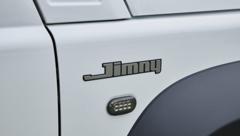 【’24 JIMNY SIERRA JB74】モノトーンで統一した、アーバンライクなルックス。