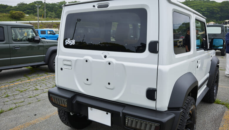 【’24 JIMNY SIERRA JB74】モノトーンで統一した、アーバンライクなルックス。