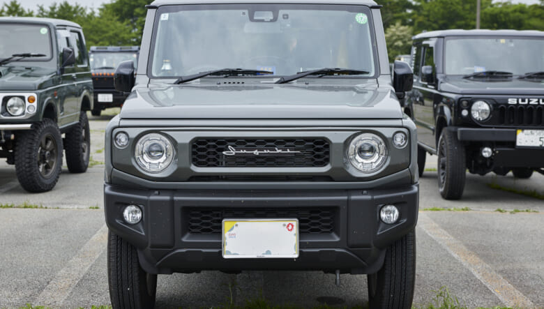 【’24 JIMNY JB64】女性らしさをやや残した、グレーカスタムなボディ。