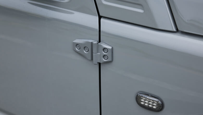 【’24 JIMNY JB64】女性らしさをやや残した、グレーカスタムなボディ。