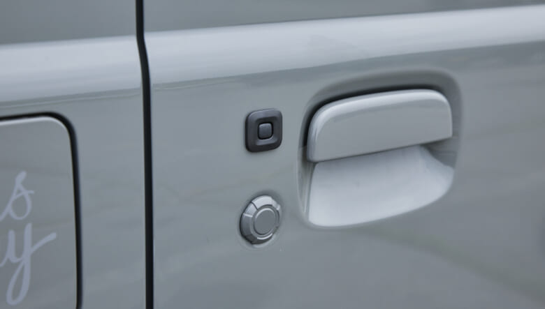 【’24 JIMNY JB64】女性らしさをやや残した、グレーカスタムなボディ。