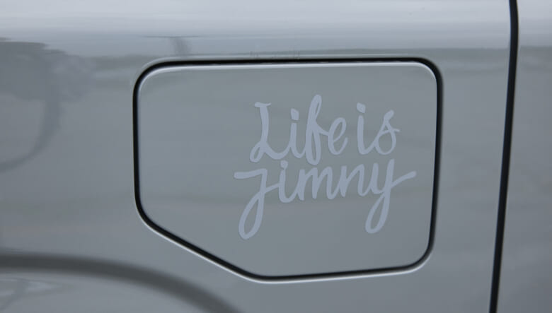 【’24 JIMNY JB64】女性らしさをやや残した、グレーカスタムなボディ。