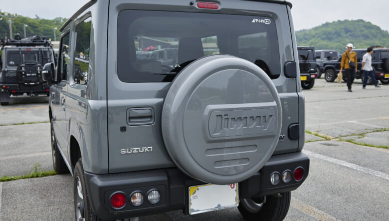 【’24 JIMNY JB64】女性らしさをやや残した、グレーカスタムなボディ。