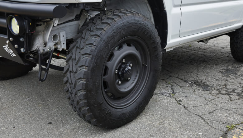 【’20 JIMNY JB64】シンプルな見た目でも、外遊びに最適なパワフルさ。