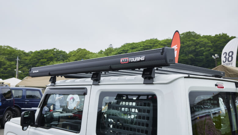 【’20 JIMNY JB64】シンプルな見た目でも、外遊びに最適なパワフルさ。