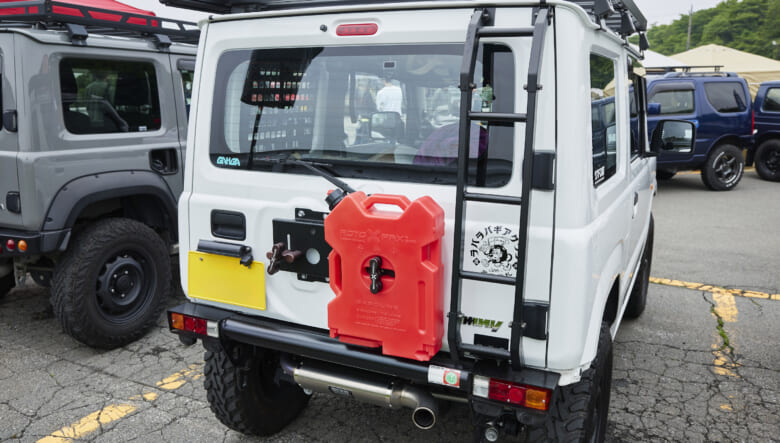 【’20 JIMNY JB64】シンプルな見た目でも、外遊びに最適なパワフルさ。