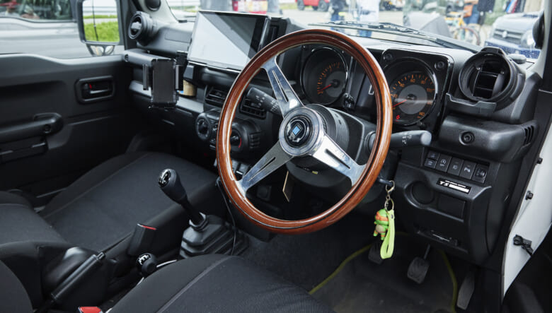 【’20 JIMNY JB64】シンプルな見た目でも、外遊びに最適なパワフルさ。