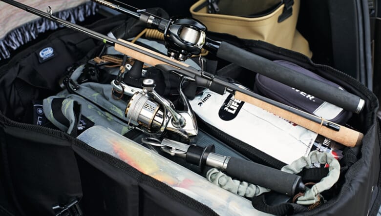 ラゲッジに自転車を乗せることもあるので、釣りのタックルは海用と淡水用に分けてクリークのバッグに入れ、持ち運びやすく収納。