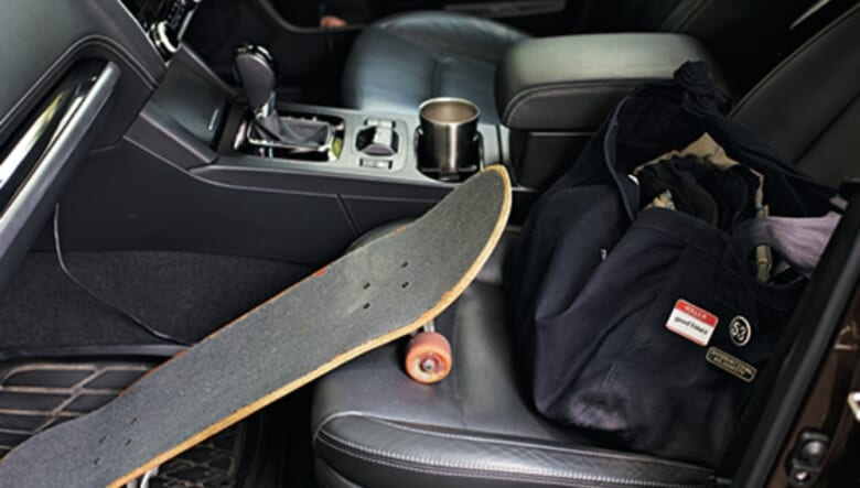 別の趣味のスケートボードのデッキもクルマに常備。