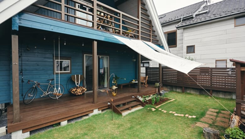 1Fウッドデッキの先には芝生の庭が広がる。その一角では、バジル、シソ、プチトマトなどを育成中。