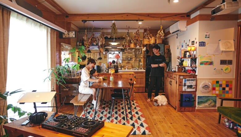 1Fのダイニングではアクメファニチャーのテーブルを愛用。それ以外の棚、キッチンカウンターやダッシュボードなどは、すべて自作した家具。土間スペースの前にはDJブームもあり、友人たちと音楽を楽しむことも。