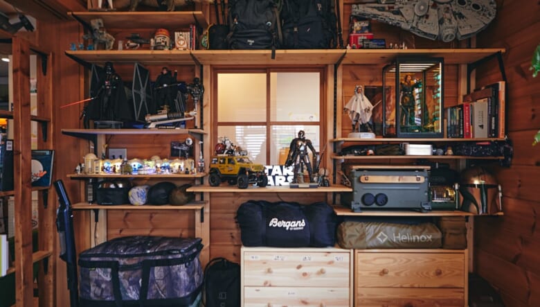趣味の部屋には自作の収納棚があり、キャンプギアとともに、スターウォーズのグッズをディスプレイ。「スターウォーズはボクの影響で妻もハマりつつあります。これも夫婦の共通の趣味かも」。