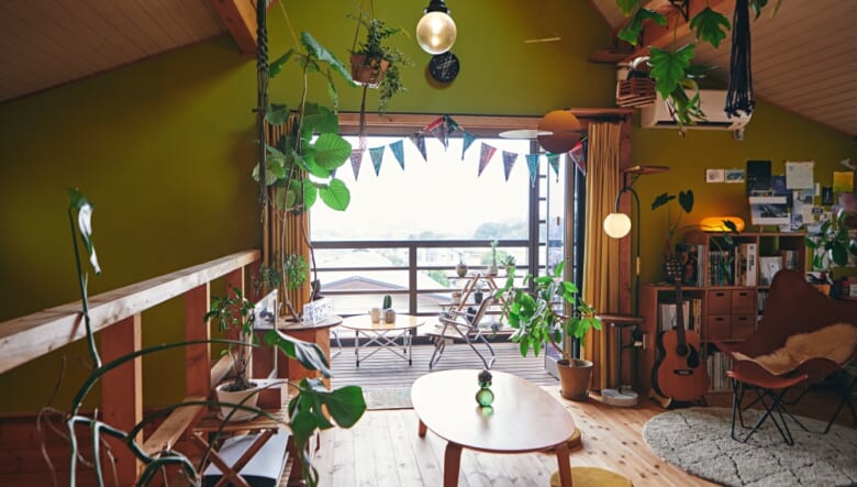 2Fのロフトスペースにあるリビングは、窓を全開にすると“NIDO”とダイレクトにつながるため超開放的。高台に建てられているため視界の抜けもよく、天気がいい日は丹沢や大山が一望できるナイスビューになる。