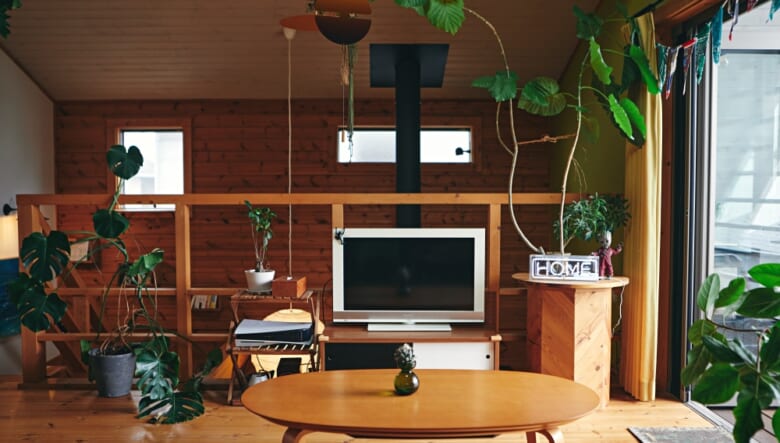 リビングには無印良品のローテーブルをセット。天井から吊り下がっているのは、風でゆらめくテンポのモビール、パーフェクトインスタンス。